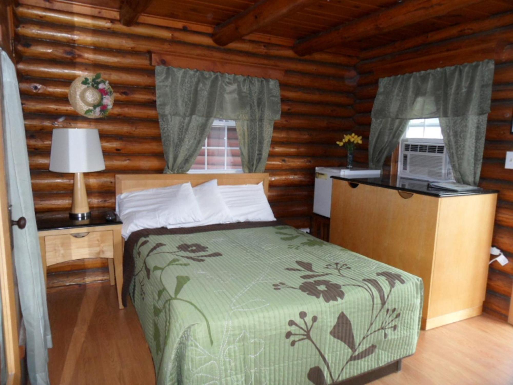 Seven Dwarfs Cabin - On The Brook Cabins Lake George Room photo