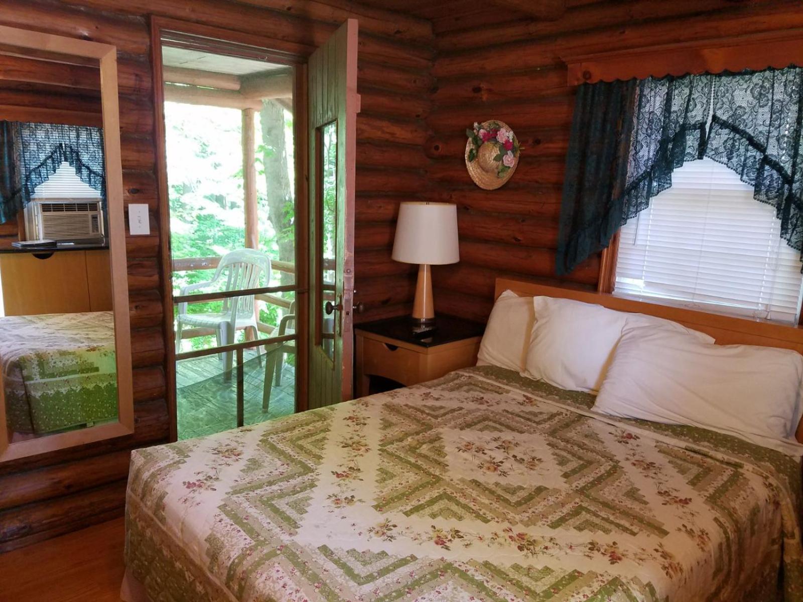 Seven Dwarfs Cabin - On The Brook Cabins Lake George Exterior photo